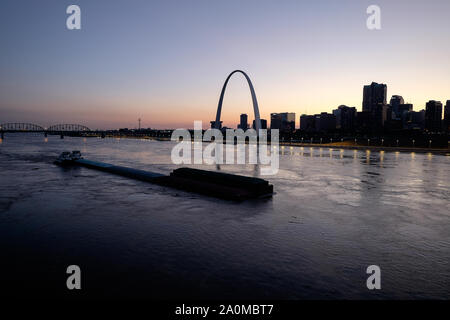 Avec le Gateway Arch se détachant sur un coucher de soleil colorés, les toits de Saint Louis est vu au cours de la rivière Mississippi Banque D'Images