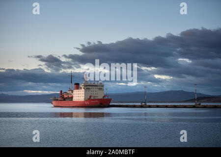 Ushuaia, Argentine - le 27 mars 2019 : Le gros brise-glace Almirante Irizar amarrés dans le port maritime de la ville. Banque D'Images