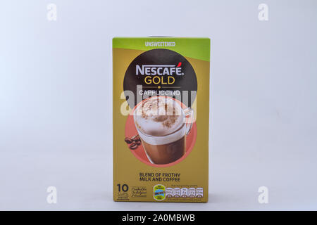 Alberton, Afrique du Sud - une boîte de lait concentré non sucré cappuccino Nescafé Gold et sachets de café isolé sur fond blanc avec l'image copy space Banque D'Images