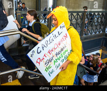 New York, États-Unis, 20 septembre 2019. Une femme sur un costume de poulet et porter un signe contre Cargill arrive dans le métro pour rejoindre un climat grève manifestation à New York. Des dizaines de milliers s'est joint à la protestation mondiale pour exiger des mesures immédiates pour lutter contre le changement climatique. Credit : Enrique Shore/Alamy Live News Banque D'Images