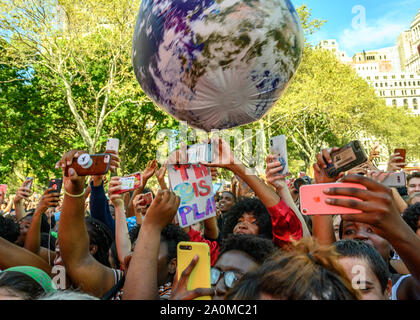 New York, États-Unis, 20 septembre 2019. Les gens utilisent leur téléphone pour photographier la scène comme un ballon survole la terre à New York pendant une grève climatique rallye, comme des dizaines de milliers s'est joint à la protestation mondiale pour exiger des mesures immédiates pour lutter contre le changement climatique. Credit : Enrique Shore/Alamy Live News Banque D'Images