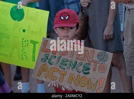 Tucson, Arizona, USA. Sep 20, 2019. Les élèves des écoles secondaires et collèges à Tucson participer dans le monde large Grève du climat de protestation. C'était un appel à l'action international pour lutter contre le changement climatique pour faire pression sur les hommes politiques pour protéger l'environnement. Il y a environ quatre miilion de personnes ont participé à la protestation du climat mondial dans les villes et villages à travers le monde. Crédit : Christopher Brown/ZUMA/Alamy Fil Live News Banque D'Images