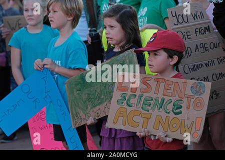 Tucson, Arizona, USA. Sep 20, 2019. Les élèves des écoles secondaires et collèges à Tucson participer dans le monde large Grève du climat de protestation. C'était un appel à l'action international pour lutter contre le changement climatique pour faire pression sur les hommes politiques pour protéger l'environnement. Il y a environ quatre miilion de personnes ont participé à la protestation du climat mondial dans les villes et villages à travers le monde. Crédit : Christopher Brown/ZUMA/Alamy Fil Live News Banque D'Images