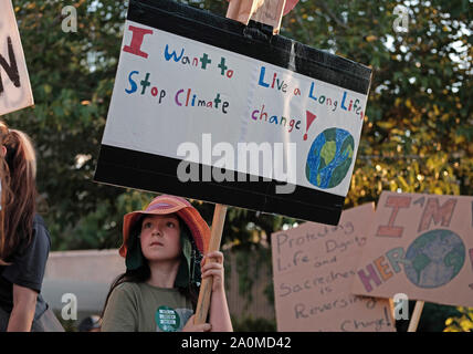 Tucson, Arizona, USA. Sep 20, 2019. Les élèves des écoles secondaires et collèges à Tucson participer dans le monde large Grève du climat de protestation. C'était un appel à l'action international pour lutter contre le changement climatique pour faire pression sur les hommes politiques pour protéger l'environnement. Il y a environ quatre miilion de personnes ont participé à la protestation du climat mondial dans les villes et villages à travers le monde. Crédit : Christopher Brown/ZUMA/Alamy Fil Live News Banque D'Images