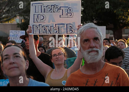 Tucson, Arizona, USA. Sep 20, 2019. Les élèves des écoles secondaires et collèges à Tucson participer dans le monde large Grève du climat de protestation. C'était un appel à l'action international pour lutter contre le changement climatique pour faire pression sur les hommes politiques pour protéger l'environnement. Il y a environ quatre miilion de personnes ont participé à la protestation du climat mondial dans les villes et villages à travers le monde. Crédit : Christopher Brown/ZUMA/Alamy Fil Live News Banque D'Images