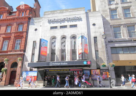 Les gens visiter Trafalgar Studios theatre London UK Banque D'Images