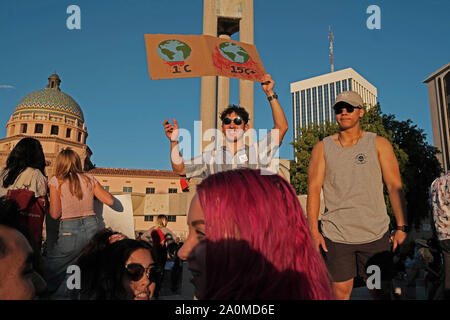 Tucson, Arizona, USA. Sep 20, 2019. Les élèves des écoles secondaires et collèges à Tucson participer dans le monde large Grève du climat de protestation. C'était un appel à l'action international pour lutter contre le changement climatique pour faire pression sur les hommes politiques pour protéger l'environnement. Il y a environ quatre miilion de personnes ont participé à la protestation du climat mondial dans les villes et villages à travers le monde. Crédit : Christopher Brown/ZUMA/Alamy Fil Live News Banque D'Images