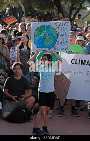 Tucson, Arizona, USA. Sep 20, 2019. Les élèves des écoles secondaires et collèges à Tucson participer dans le monde large Grève du climat de protestation. C'était un appel à l'action international pour lutter contre le changement climatique pour faire pression sur les hommes politiques pour protéger l'environnement. Il y a environ quatre miilion de personnes ont participé à la protestation du climat mondial dans les villes et villages à travers le monde. Crédit : Christopher Brown/ZUMA/Alamy Fil Live News Banque D'Images