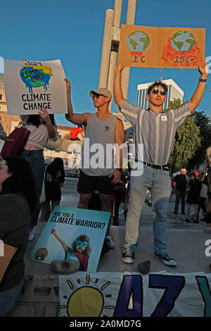 Tucson, Arizona, USA. Sep 20, 2019. Les élèves des écoles secondaires et collèges à Tucson participer dans le monde large Grève du climat de protestation. C'était un appel à l'action international pour lutter contre le changement climatique pour faire pression sur les hommes politiques pour protéger l'environnement. Il y a environ quatre miilion de personnes ont participé à la protestation du climat mondial dans les villes et villages à travers le monde. Crédit : Christopher Brown/ZUMA/Alamy Fil Live News Banque D'Images