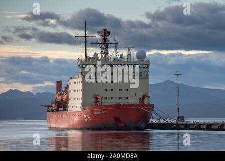 Ushuaia, Argentine - le 27 mars 2019 : Le gros brise-glace Almirante Irizar en attente de la charge à transporter à l'Antarctique. Banque D'Images