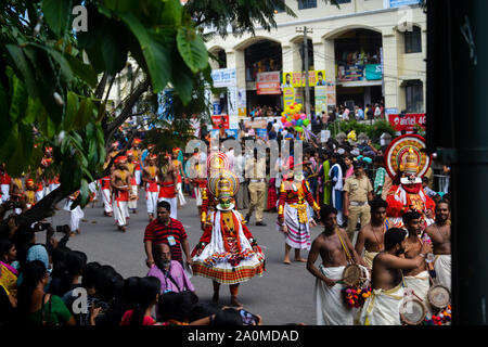 Artistes Kathakali à Onam procession, Kerala, Inde Banque D'Images