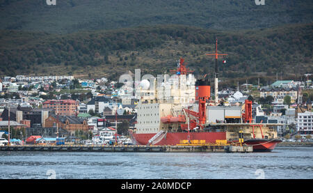 Ushuaia, Argentine - le 27 mars 2019 : Le port de la ville et un énorme brise-glace de la marine argentine. Banque D'Images