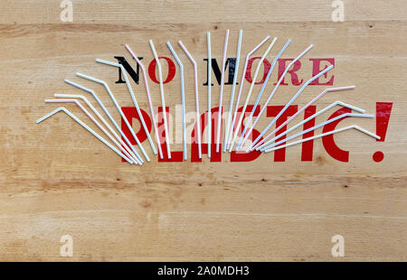 La sensibilisation à l'apologie de tir. Des pailles en plastique sur fond de bois avec devise pas plus de plastique. Banque D'Images