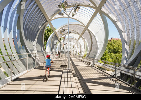 MADRID, ESPAGNE, 8 août, 2019. Perrault spirale métallique Bridge à Rio Madrid. Banque D'Images