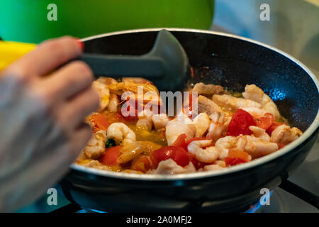 Ragoût de poisson cuisson sauce pour pâtes italiennes Banque D'Images
