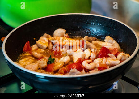 Ragoût de poisson cuisson sauce pour pâtes italiennes Banque D'Images