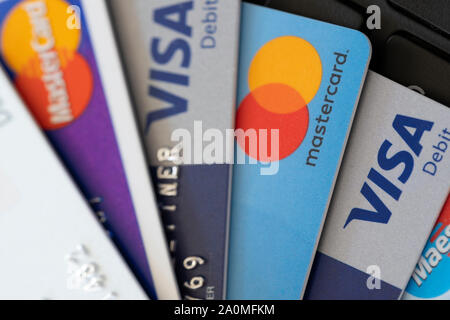 Débiter les cartes de crédit Visa et Mastercard montrant les concepts de finances publiques et de la dette Banque D'Images