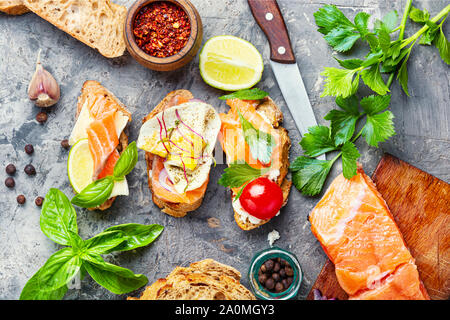 Sandwich ouvert avec le saumon et les légumes.Petits sandwiches.des toasts avec du saumon salé Banque D'Images