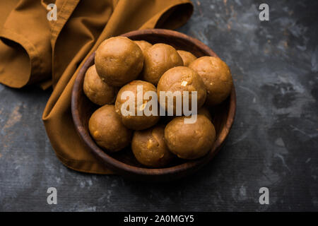 Churma Ladoo / atta Laddoo / farine de blé laddu fait à l'aide de ghee et de la jaggery ou du sucre. Foyer sélectif Banque D'Images