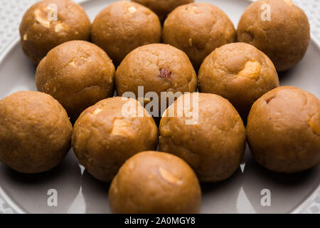Churma Ladoo / atta Laddoo / farine de blé laddu fait à l'aide de ghee et de la jaggery ou du sucre. Foyer sélectif Banque D'Images
