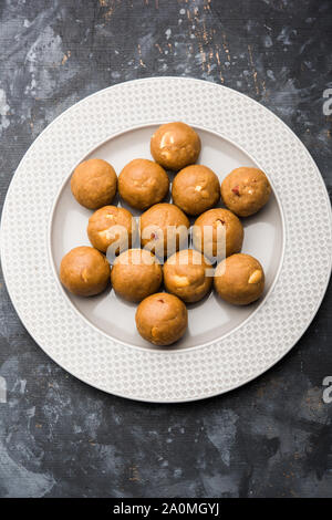 Churma Ladoo / atta Laddoo / farine de blé laddu fait à l'aide de ghee et de la jaggery ou du sucre. Foyer sélectif Banque D'Images