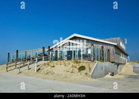 Texel, Pays-Bas - Août 2019 : petite plage en bois magnifique pavillon appelé 'Paal 9' un jour d'été sur l'île de Texel en Pays-Bas Banque D'Images