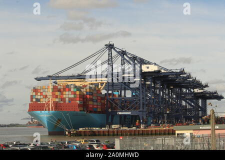 Les contenants d'expédition et de fret chargé sur un navire au port britannique de Felixstowe, Suffolk. . Banque D'Images