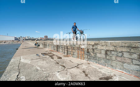 Montevideo, Uruguay - 10 mars 2013 : : pêche sur la digue de l'ouest de Montevideo Banque D'Images