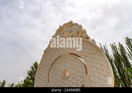 Parc du lac pittoresque de Hotan Kunlun en forme de cercle avec des Dragons Sculpture Low Angle View sur un jour nuageux Ciel Bleu Banque D'Images