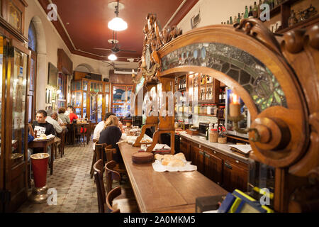 Buenos Aires, Argentine - 27 novembre 2013 : El Federal est un bar traditionnel à San Telmo, le plus vieux quartier de Buenos Aires. C'est l'âge et un Banque D'Images