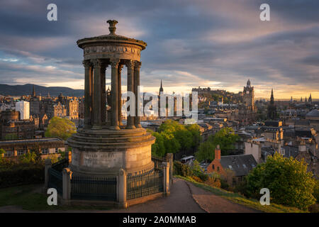 Edimbourg depuis le haut de la colline Calton, lors d'un soft et golden sunset Banque D'Images