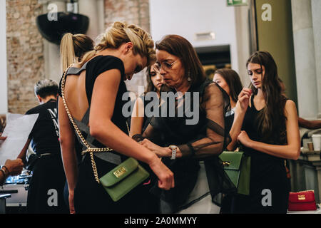 19 septembre 2019, Milan, Milan, Italie : MILAN, ITALIE - 19 SEPTEMBRE : l'artiste de maquillage est habiller le modèle dans les coulisses pendant la Fashion Week de Milan à Milan, Italie le 19 septembre 2019. (Crédit Image : © Sijori des images à l'aide de Zuma sur le fil) Banque D'Images