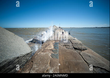 Montevideo, Uruguay - 10 mars 2013 : : pêche sur la digue de l'ouest de Montevideo Banque D'Images