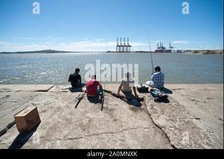 Montevideo, Uruguay - 10 mars 2013 : : pêche sur la digue de l'ouest de Montevideo Banque D'Images
