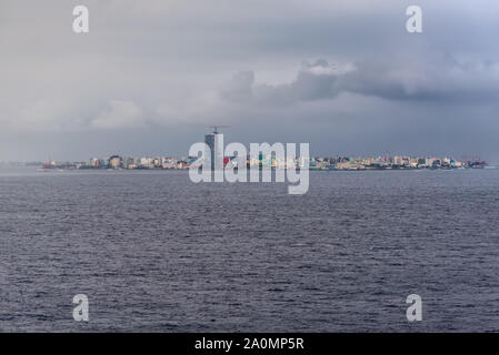 Male, Maldives - Novembre 16, 2017 : voir l'homme à de la mer sous la pluie par temps nuageux, à Malé, Maldives, océan Indien. Banque D'Images