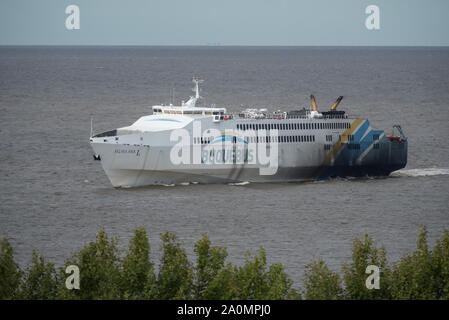 Colonia, Uruguay - 2 mars 2016 : ferry Buquebus International allant de Buenos Aires à Colonia Banque D'Images