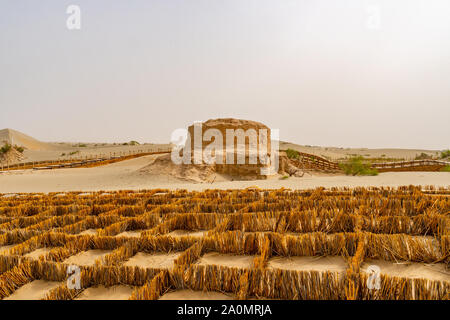 Hotan Rawak ruines stupa bouddhiste dans le Xinjiang désert de Taklamakan afficher sur un jour nuageux ensoleillé Banque D'Images