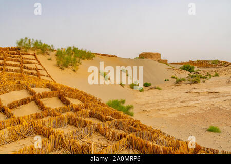 Hotan Rawak ruines stupa bouddhiste dans le Xinjiang désert de Taklamakan afficher sur un jour nuageux ensoleillé Banque D'Images