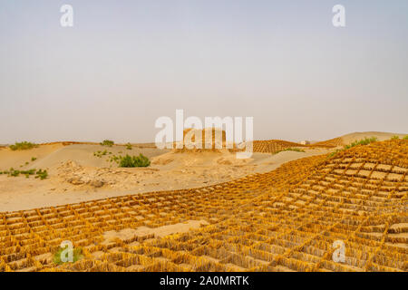 Hotan Rawak ruines stupa bouddhiste dans le Xinjiang désert de Taklamakan afficher sur un jour nuageux ensoleillé Banque D'Images