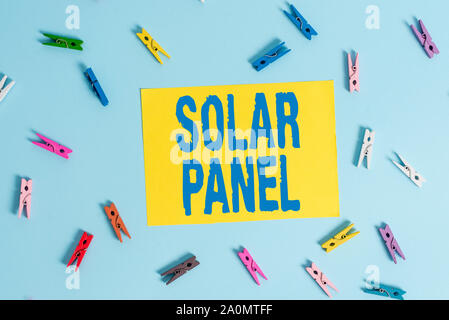 Texte de l'écriture panneau solaire. Photo conceptuel conçu pour absorber les rayons de soleils source génératrice d'énergie en forme de rectangle de couleur clothespin rappel p Banque D'Images