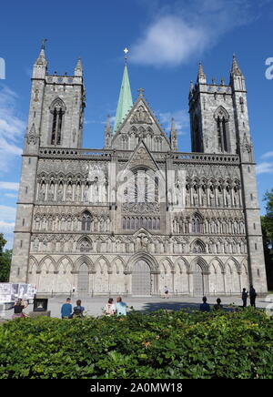 TRONDHEIM, NORVÈGE sur Juillet 2019 : avant l'ouest de la cathédrale de Nidaros dédié au roi Olav II dans la ville européenne avec ciel bleu clair dans l'été chaud et ensoleillé da Banque D'Images