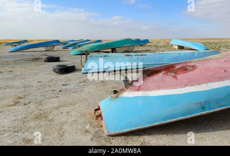Les petits bateaux portant sur la rive s de la presque disparu d'Aral Aralsk, près de Kazakhstan. Banque D'Images