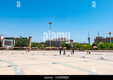 Atigaer Kashgar Square près de la Mosquée Id Kah et Dongfang Road avec quelques personnes sur un ciel bleu ensoleillé Jour Banque D'Images