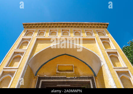 La mosquée Id Kah à Kashgar Low Angle View du carreaux de couleur jaune sur un Iwan jour Ciel bleu ensoleillé Banque D'Images