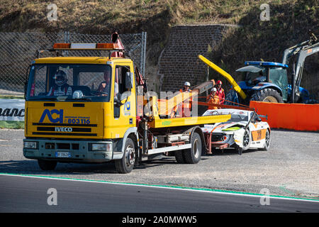 Vallelunga, en Italie le 14 septembre 2019. Dépanneuse sur racing motor sport circuit avec voiture accident nettoyage de la piste d'asphalte Banque D'Images