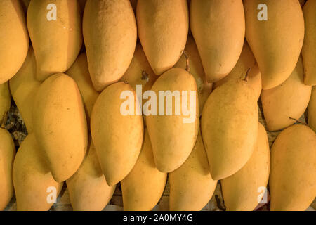 Pile de jaune douce Thai mango Mamuang arraché les noms affichés sur les fruits stall Kaew shop Banque D'Images