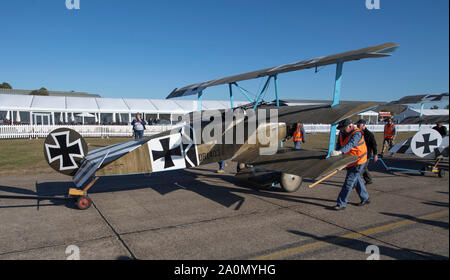 Cambridge, Cambridgeshire, Royaume-Uni. Sep 21, 2019. Week-end à thème de voler à Duxford IWM historique avec WW1 & WW2) et un vol de Spitfire massés commémorant le 50e anniversaire du film "Bataille d'Angleterre'. Image : WW1 Fokker triplan de roues en préparation pour l'affichage de l'air. Credit : Malcolm Park/Alamy Live News Banque D'Images