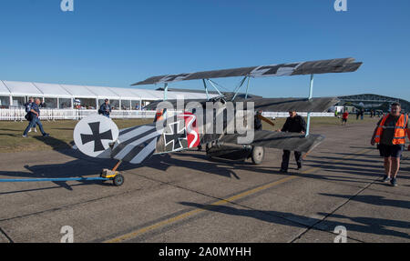 Cambridge, Cambridgeshire, Royaume-Uni. Sep 21, 2019. Week-end à thème de voler à Duxford IWM historique avec WW1 & WW2) et un vol de Spitfire massés commémorant le 50e anniversaire du film "Bataille d'Angleterre'. Image : WW1 Fokker triplan de roues en préparation pour l'affichage de l'air. Credit : Malcolm Park/Alamy Live News Banque D'Images