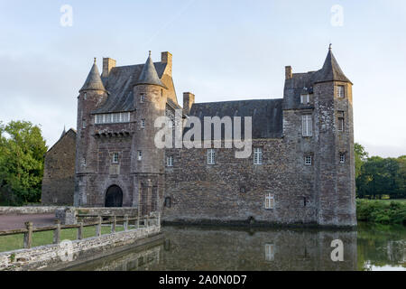 Campeneac, Bretagne / France - 26 août 2019 : le château de Trécesson dans l'étang et les douves et est entouré d'une forêt Banque D'Images