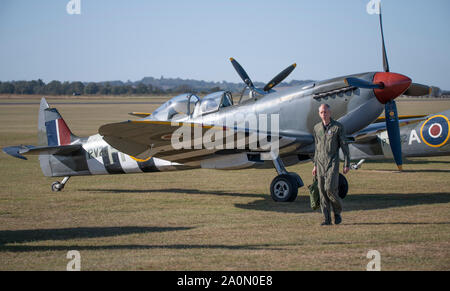 Cambridge, Cambridgeshire, Royaume-Uni. Sep 21, 2019. Week-end à thème des années 1940, de voler à Duxford IWM avec WW2 historique) et un vol de masse tous les Spitfires, commémorant le 50e anniversaire du film "Bataille d'Angleterre'. Des scènes du film, y compris le célèbre hangar explosant, ont été tourné sur place à Duxford. Credit : Malcolm Park/Alamy Live News Banque D'Images